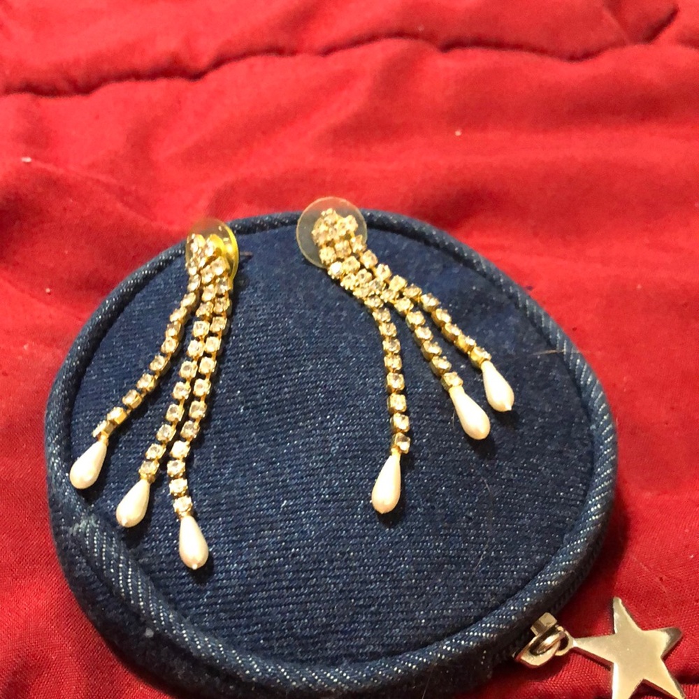 Dangle pierced earring no marking VNT